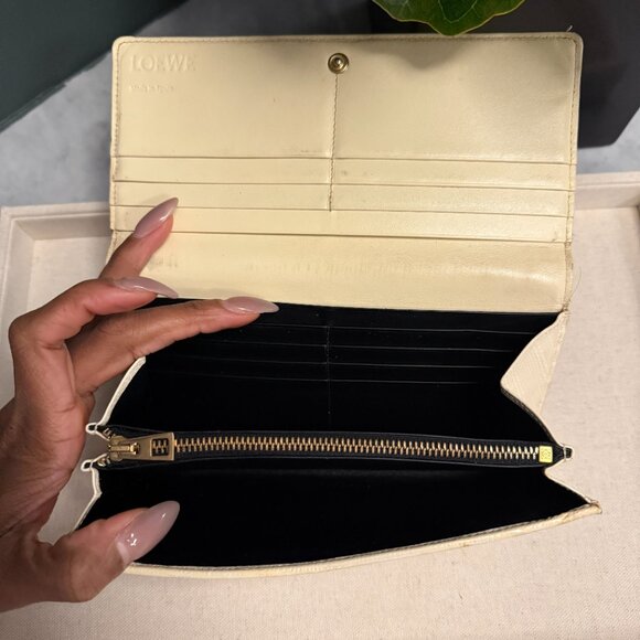 Loewe Long Horizontal Wallet – Soft Grained Calfskin & Gold Hardware - Picture 13 of 16